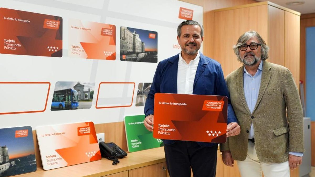 El consejero de Vivienda, Transportes e Infraestructuras, Jorge Rodrigo, presenta la nueva imagen de la tarjeta transporte del CRTM