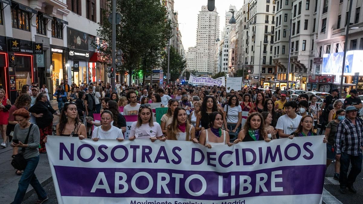 Decenas de personas marchan en la manifestación por el Día de Acción Global por la despenalización del aborto, en 2023.