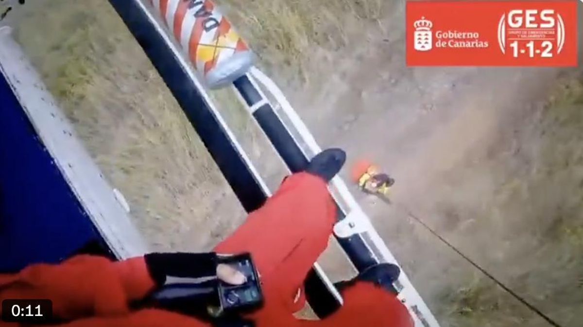 Un momento del rescate de la senderista en una camino de Breña Alta. 112