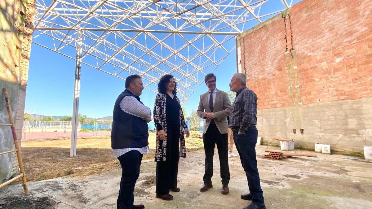 Copé (2º dcha.), duante su visita a las obras en el IES Gran Capitán.