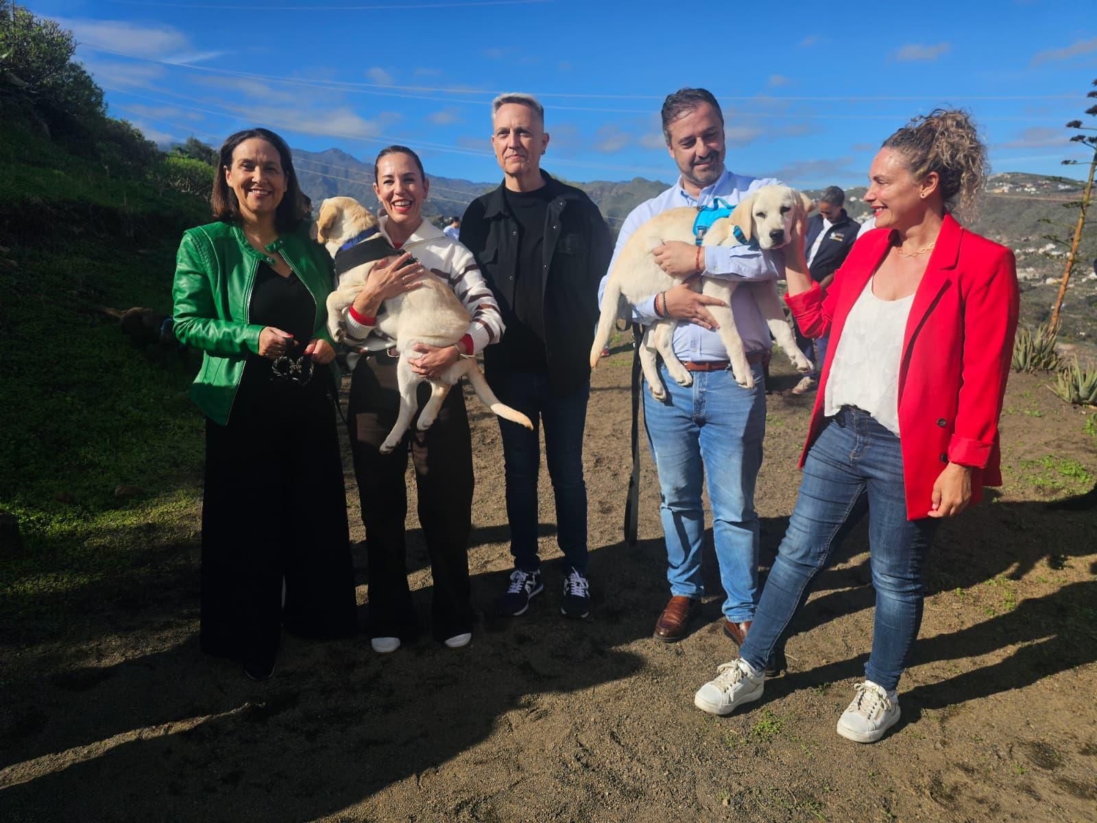 Durante la jornada, este jueves, en El Viso, el alcalde Juan Antonio Peña y la concejala Nayra Navarro apadrinaron a Soto, un labrador retriever de cinco meses y medio, y Jessica De León y  María Teresa Ortega amadrinaron a su hermana Sara.