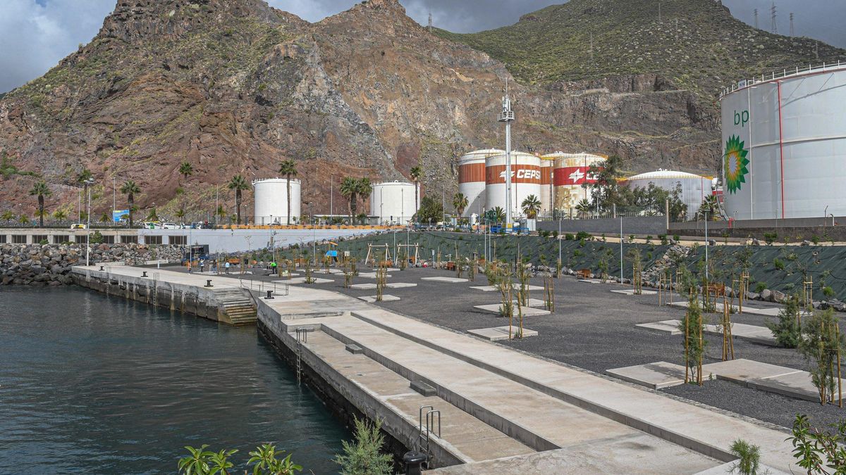 Yellow flag in the El Bloque area of Santa Cruz de Tenerife due to an oil slick.