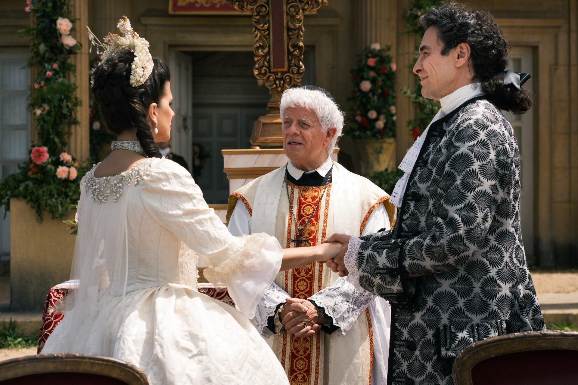 Victoria y José Luis con el cura en 'Valle Salvaje'