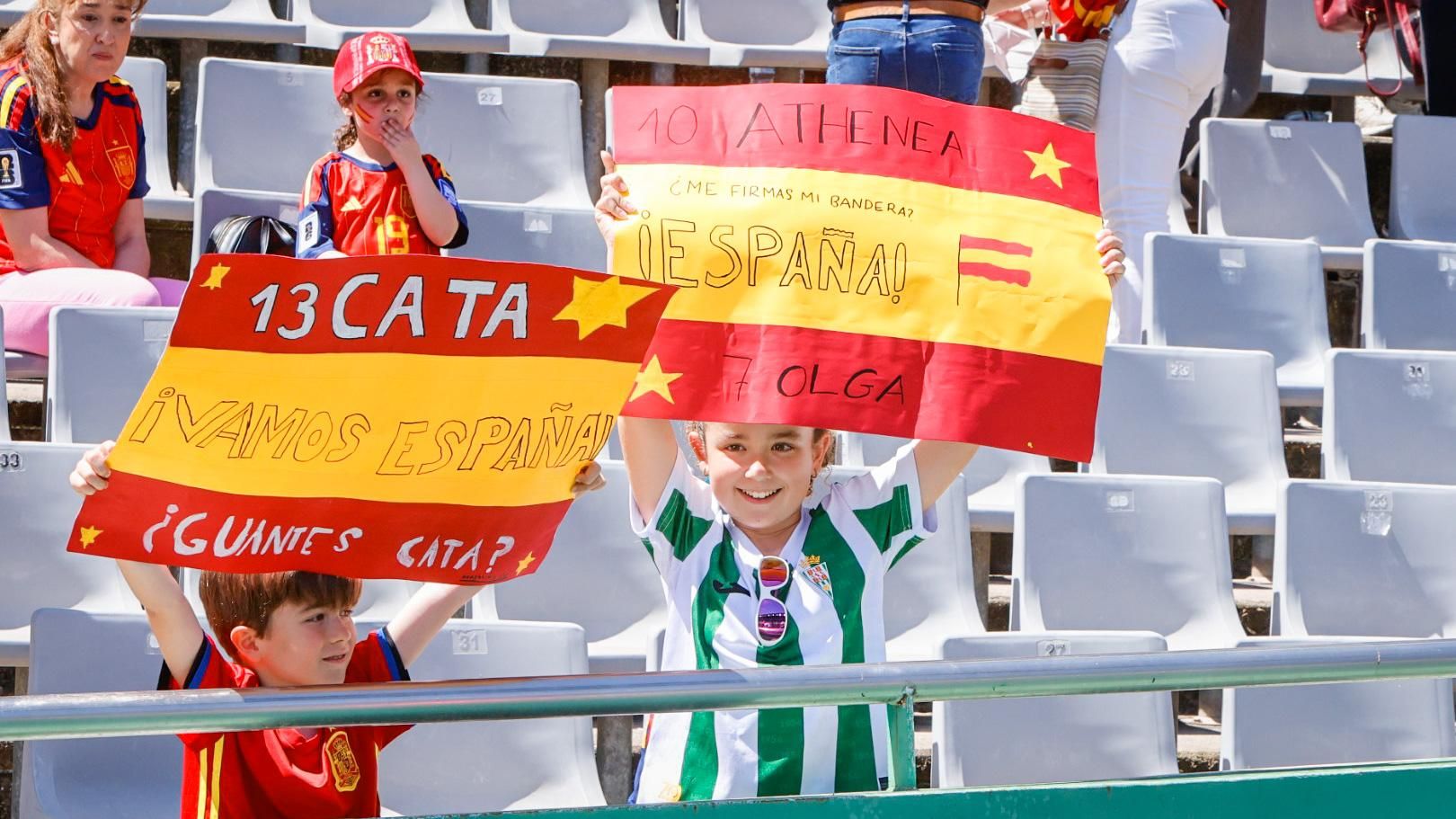 Afición en el partido de la selección femenina  España - Ucrania