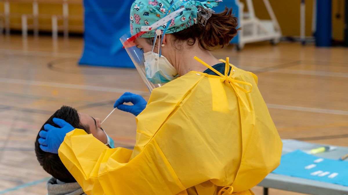 Sanitarios trabajando durante las pruebas de cribado de covid-19 con test de antígenos en el pabellón deportivo de 'El Paraguas'. En Sevilla (Andalucía, España), a 28 de octubre de 2020.