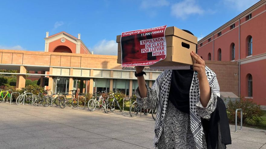 Eman entrega 11.000 firmas para seguir yendo a clase con velo: "Nos obligan a elegir entre religión y educación"