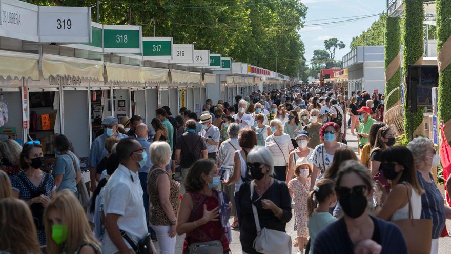 Visitantes durante la última Feria del Libro de Madrid, celebrada el mes de septiembre