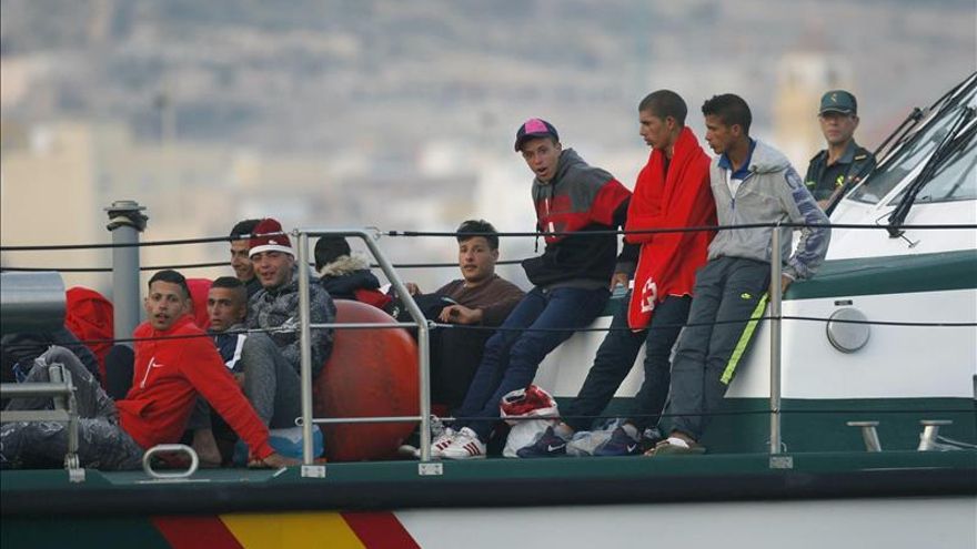 Un guardia civil se arroja al mar para salvar a un inmigrante que nadaba a Ceuta
