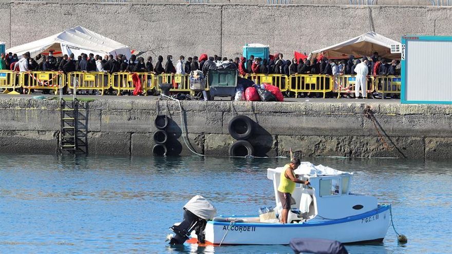 El muelle de Arguineguín alberga a más de 1.500 personas este domingo