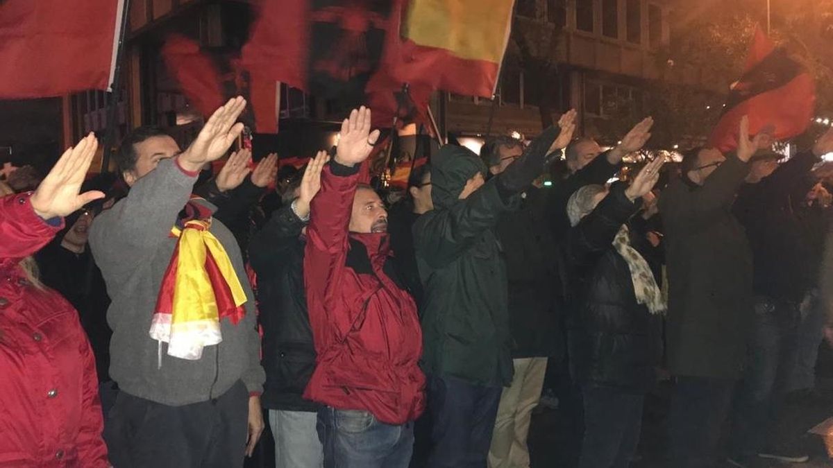 Una manifestación de La Falange clama frente a la casa de Primo de Rivera por la unidad nacional: "España no se negocia"