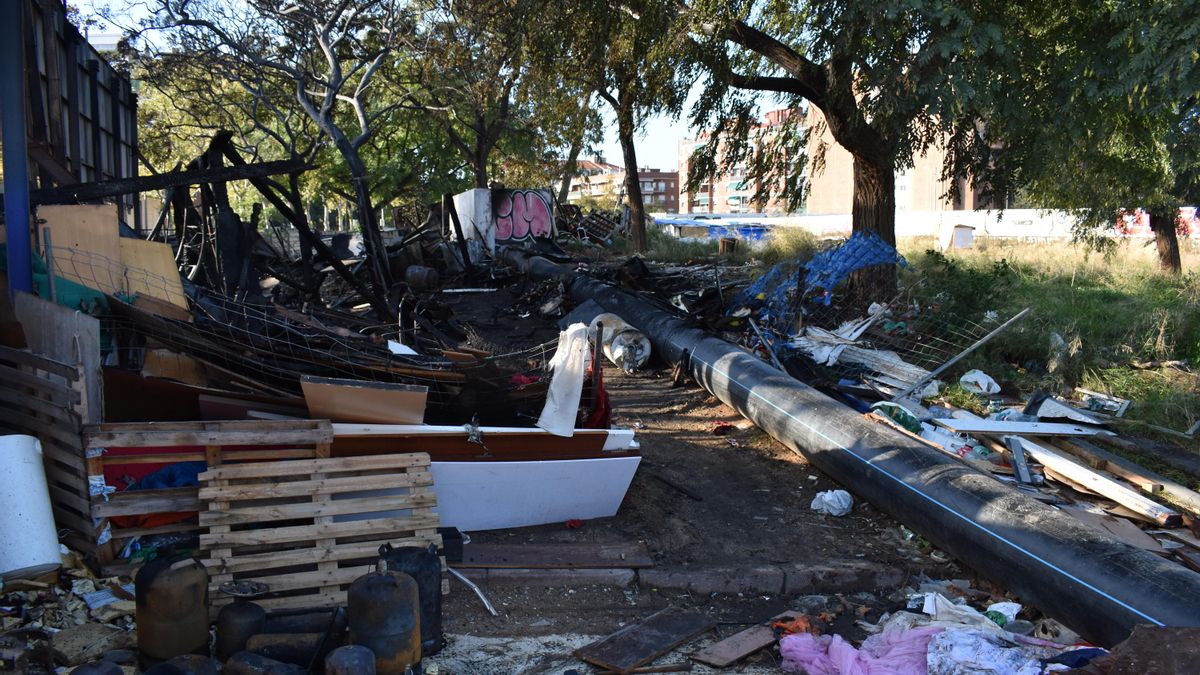 El incendio en un asentamiento en Barcelona deja sin techo a varios jóvenes migrantes: "Lo he perdido todo"