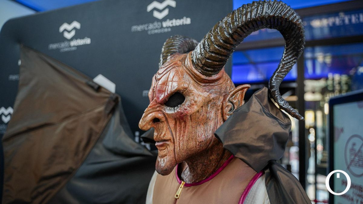 La Diablilla se viste de Larhha: el personaje de las fiestas de Montoro estrena nuevo traje este sábado