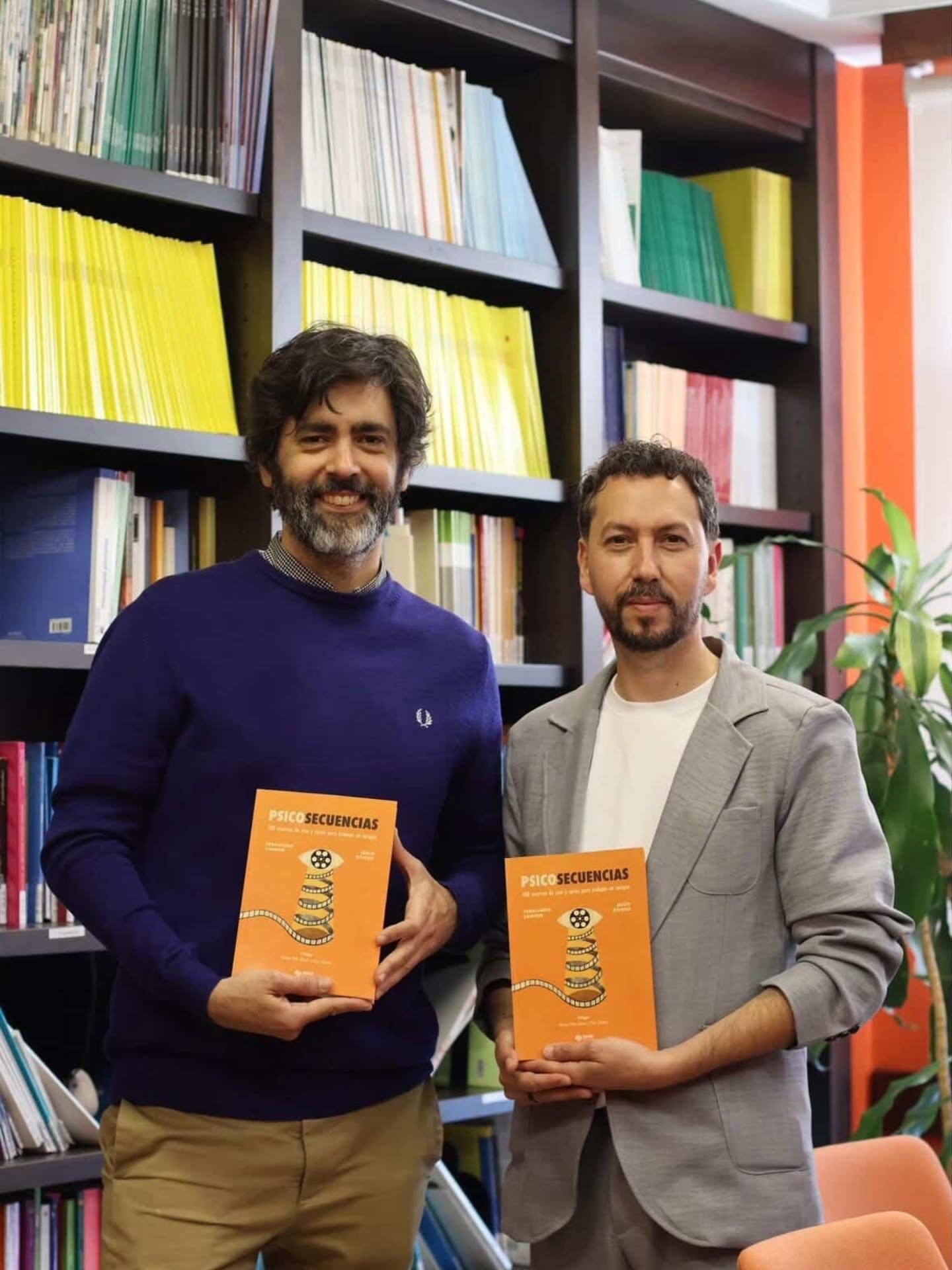 El guionista Fernando Samper y el psicólogo sanitario Jesús Rivero, autores de 'Psicosecuencias: 100 recursos de cine y series para trabajar en terapia' (Ediciones Psara, 2026).