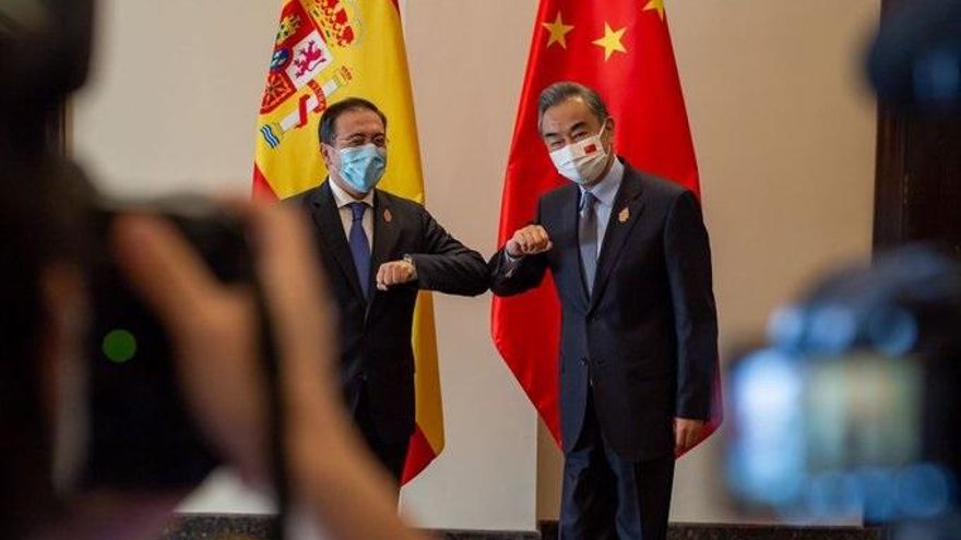 El ministro de Asuntos Exteriores, José Manuel Albares, se reúne con su homólogo de China, Wang Yi