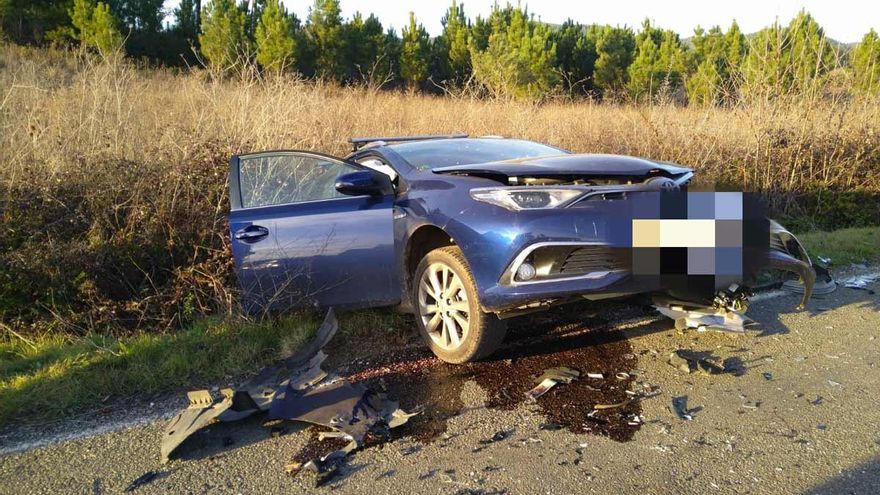 Uno de los coches accidentados en la carretera entre Cacabelos y Arganza.