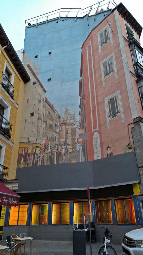 Vista completa del trampantojo de la calle Espoz y Mina