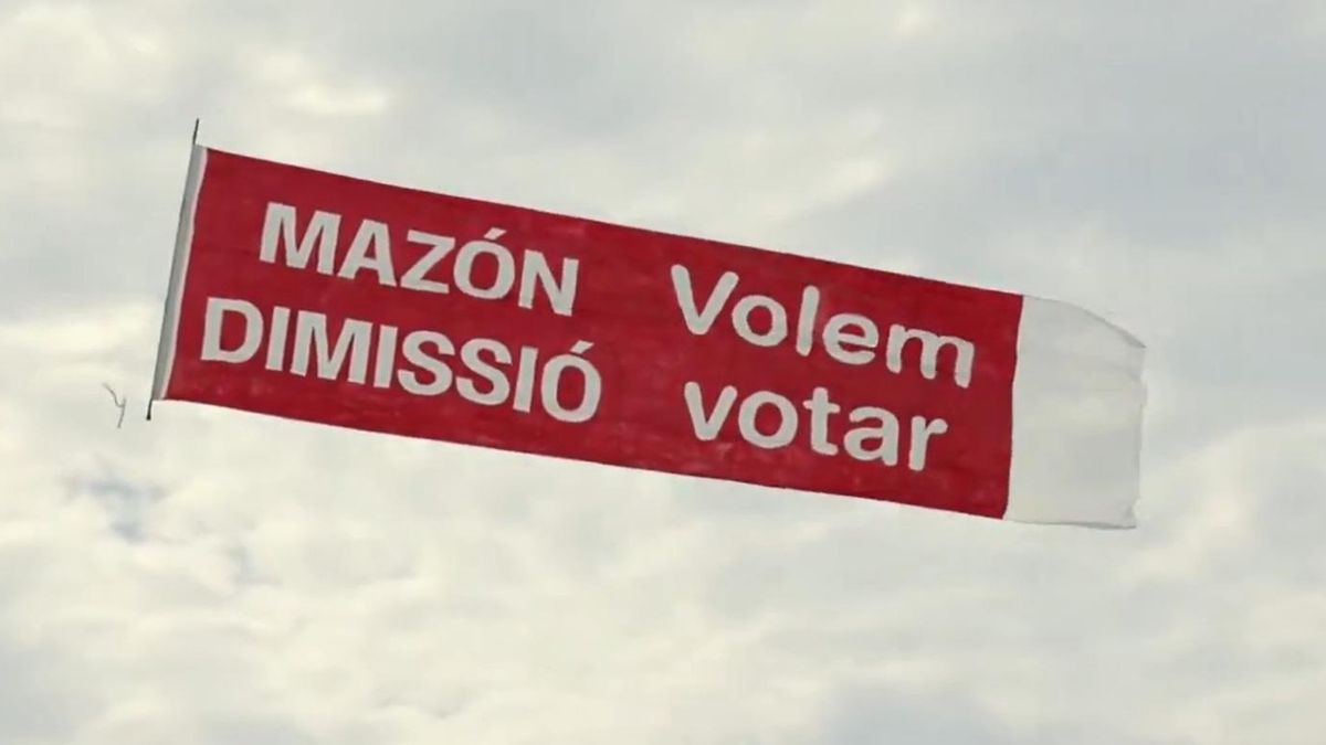 La pancarta colgada en la avioneta que ha sobrevolado las playas de Valencia, en una iniciativa del PSPV.