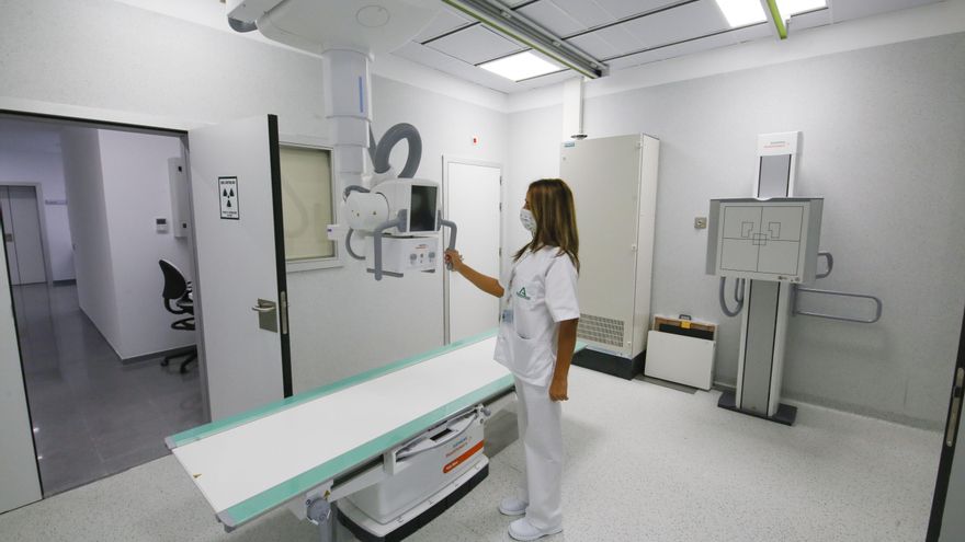 Una enfermera, con uno de los aparatos del hospital.