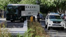Un furgón de la Guardia Civil a su llegada a la Audiencia Nacional, donde el juez Eloy Velasco continúa la toma de declaración a los detenidos en la denominada Operación Lezo.