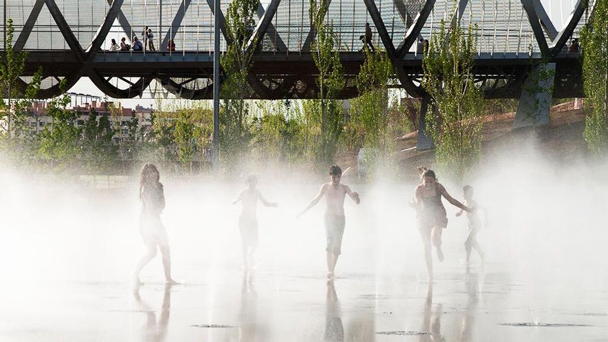 Los chorros de Madrid Río y las pérgolas refrescantes de La Gavia y Plaza España ya están en marcha