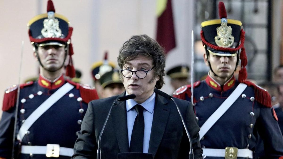 Milei reivindica su gestión con un elogio a la dictadura: “Logramos hacer cosas que ni los gobiernos militares pudieron”