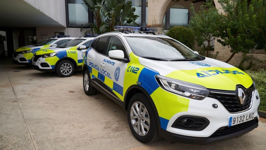 Archivo - Coches de la Policía Local de Almonte.