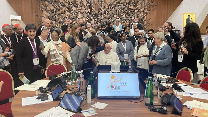 El Vaticano cierra un Sínodo descafeinado y deja para 2024 cualquier decisión sobre celibato, curas casados o parejas LGTBI