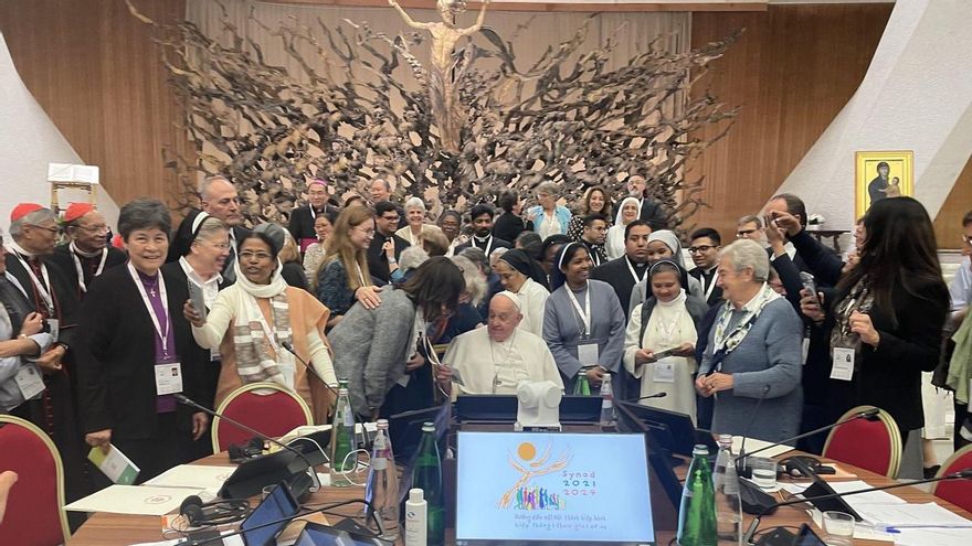 El Vaticano cierra un Sínodo descafeinado y deja para 2024 cualquier decisión sobre celibato, curas casados o parejas LGTBI