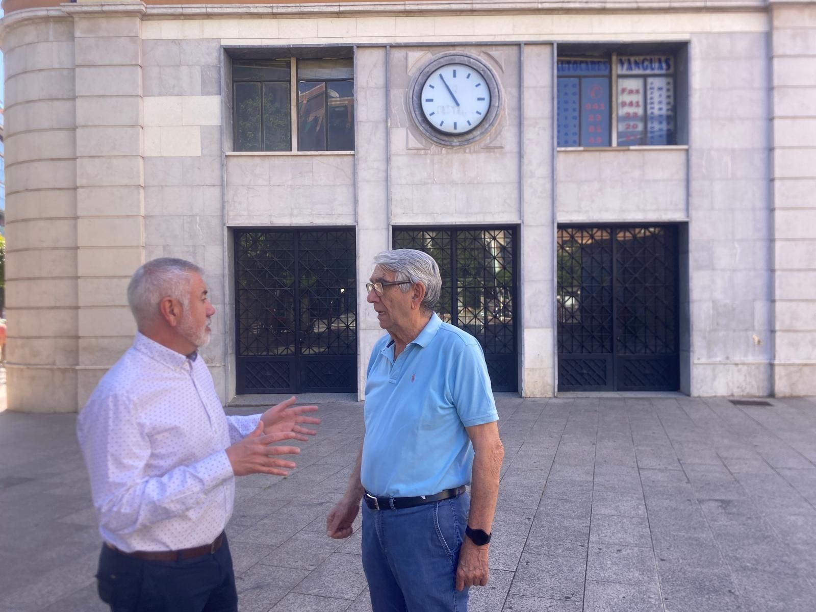 Ángel Andrés y Satur Álvarez a la entrada de la antigua estación de autobuses