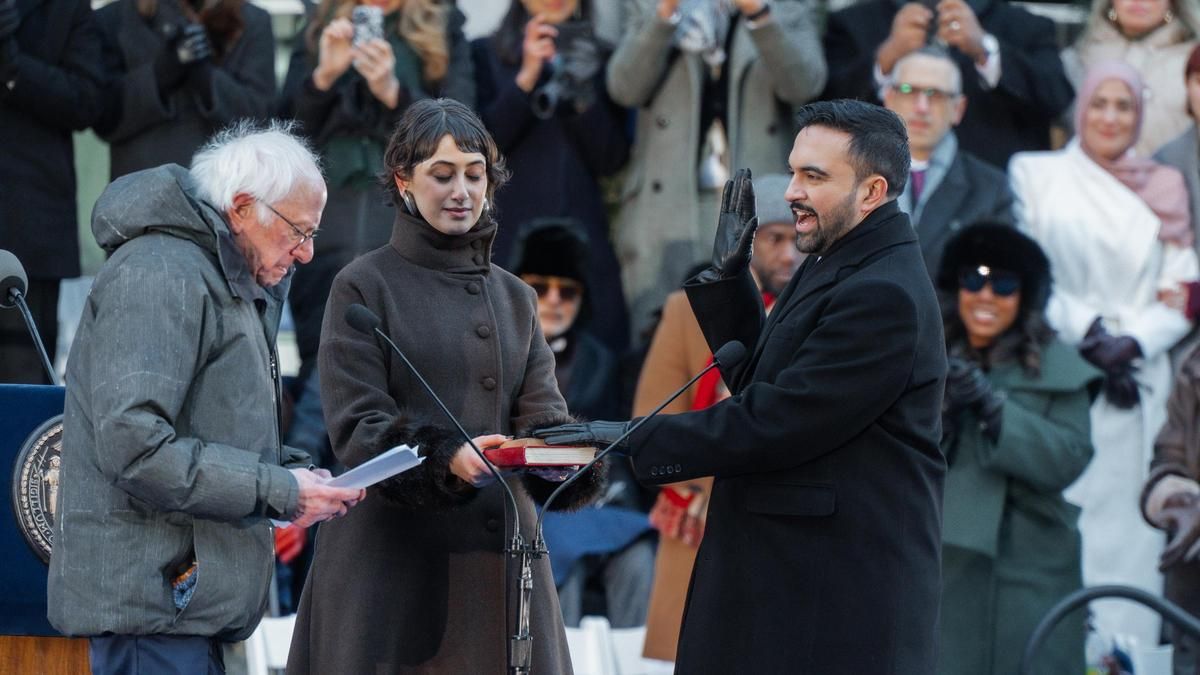 El alcalde de la ciudad de Nueva York, Zohran Mamdani, levanta su mano derecha mientras es juramentado por el senador estadounidense Bernie Sanders durante su toma de posesión en Nueva York, Nueva York, EE. UU., el 1 de enero de 2026. EFE/EPA/Taurat Hossein