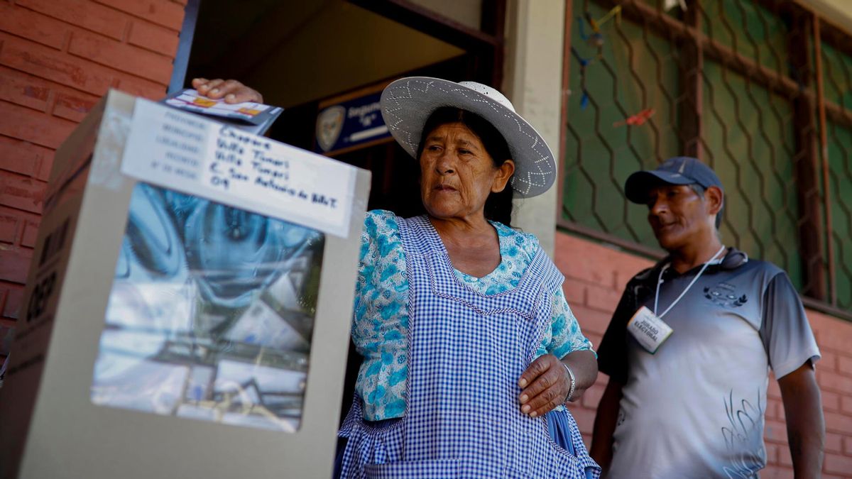 Una mujer vota en las elecciones generales de Bolivia este domingo, en la Escuela San Antonio, municipio de Villa Tunari (Bolivia).