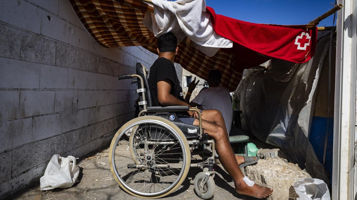 Ahmed, en una silla de ruedas por sus problemas en el tobillo.