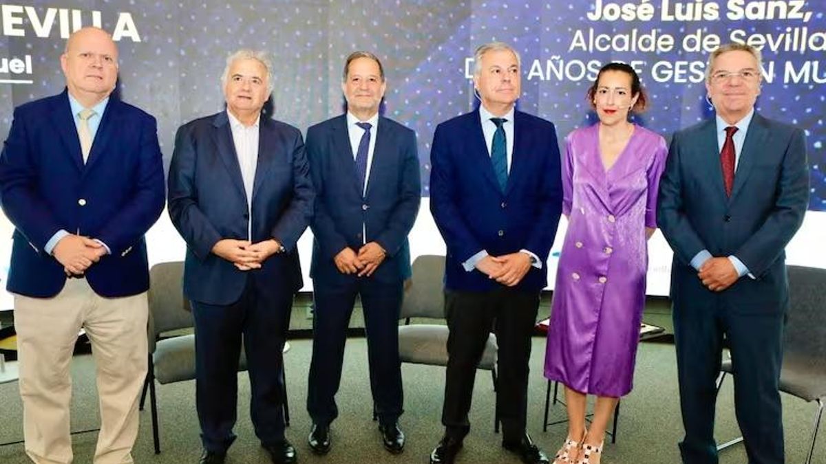 José Luis Sanz, antes de empezar el programa 'Hoy por hoy Sevilla'.