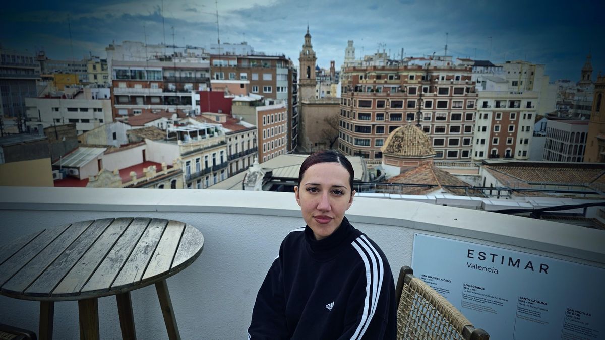 Sandra Monfort a la terrassa de l’hotel Estimar de València durant l’entrevista.