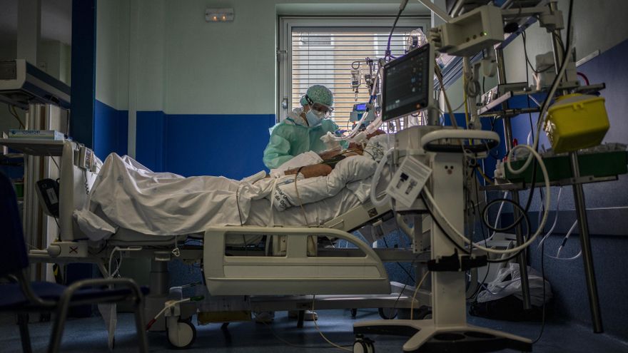 Una sanitaria atiende a uno de los pacientes de COVID que están ingresados en la UCI del Hospital 12 de Octubre de Madrid.