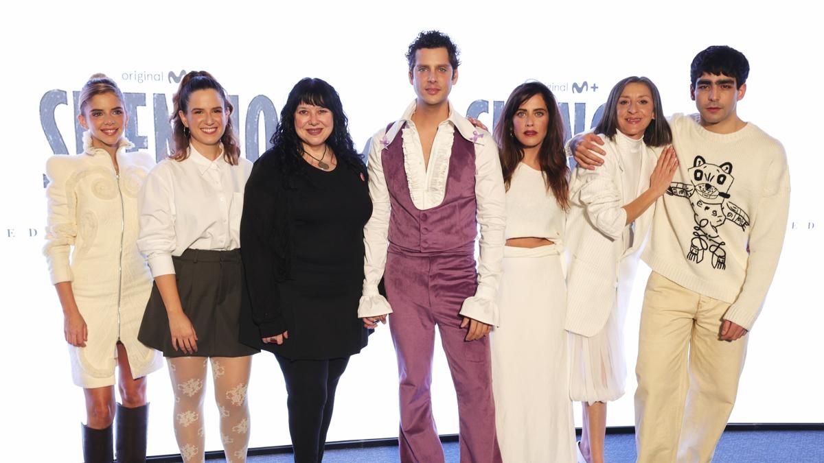 Eduardo Casanova con parte del elenco de 'Silencio'