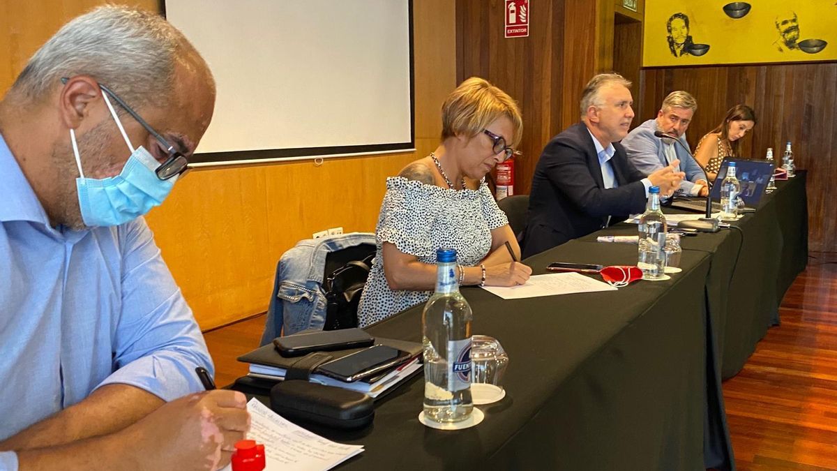 La dirección del PSOE analiza con los alcaldes socialistas varios temas de actualidad