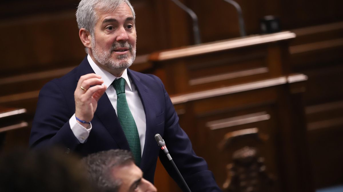 Archivo - El presidente de Canarias, Fernando Clavijo, contesta a los portavoces de los grupos parlamentarios durante la sesión de control al Gobierno