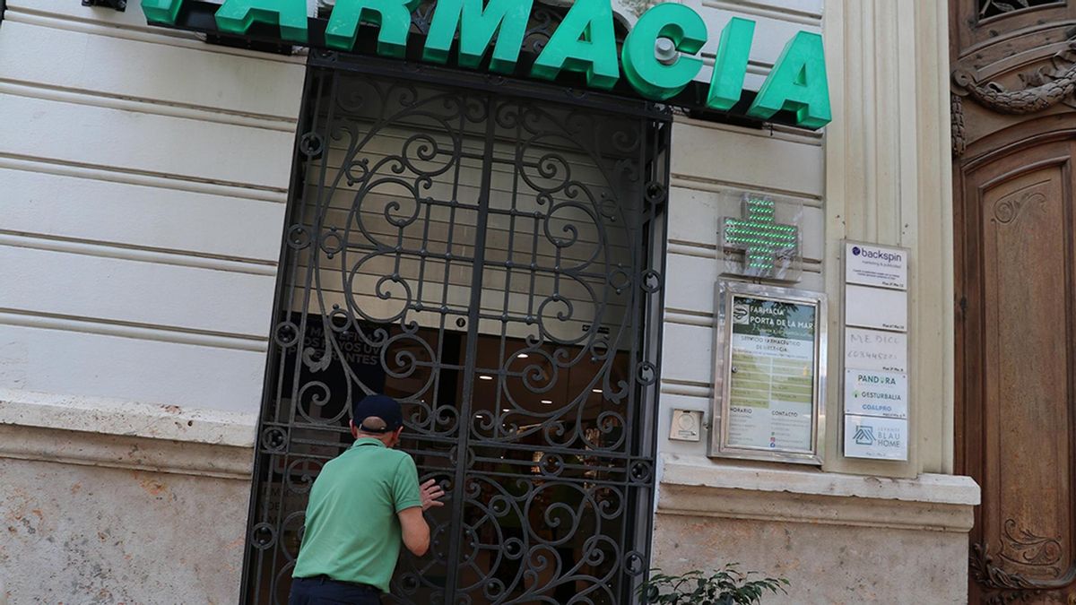 Una farmacia cerrada este lunes en València.