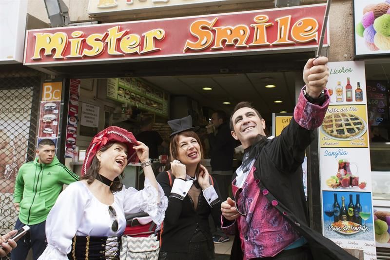 Varias personas se fotografían durante el Carnaval de Día de Santa Cruz de Tenerife. EFE/Ramón de la Rocha