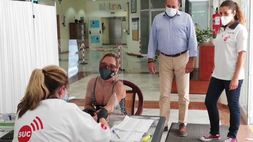 El consejero de Sanidad, Blas Trujillo, visita el el punto de cribado de Covid-19 de La Isleta (Las Palmas de Gran Canaria).