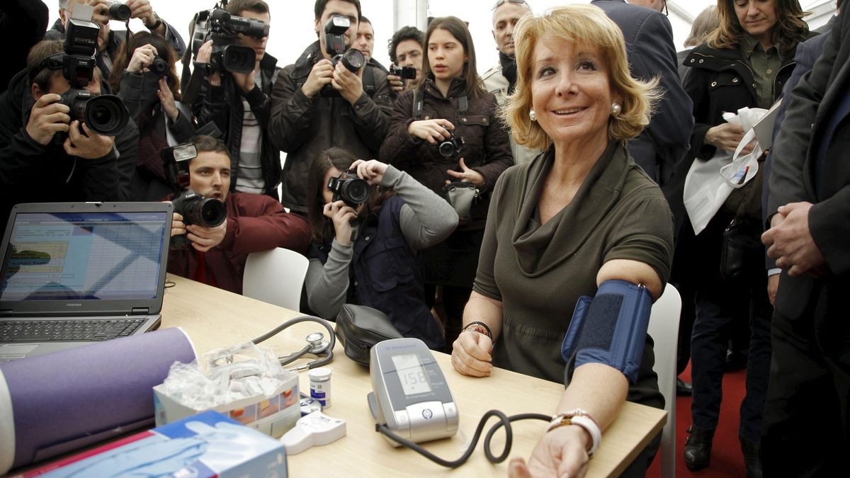 La presidenta de la Comunidad de Madrid, Esperanza Aguirre, tomándose la tensión arterial, durante la visita que realizó a las obras del nuevo Hospital de Torrejón de Ardoz en 2011.