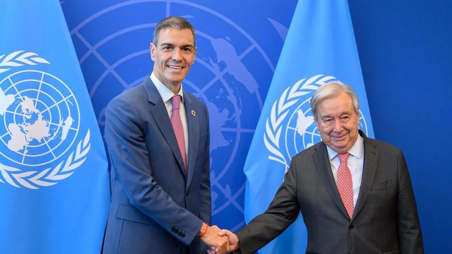 El presidente del Gobierno de España, Pedro Sánchez, saluda al secretario general de Naciones Unidas, António Guterres.