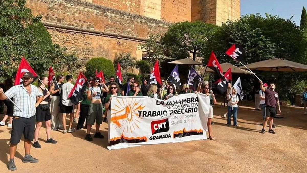 Las "anfitrionas" de la Alhambra rompen su silencio y denuncian precariedad laboral: "No somos guías turísticos"