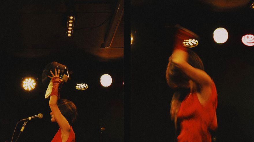 La poeta y actriz Fátima Delgado en un micro abierto. Foto: Marina Kaysen.