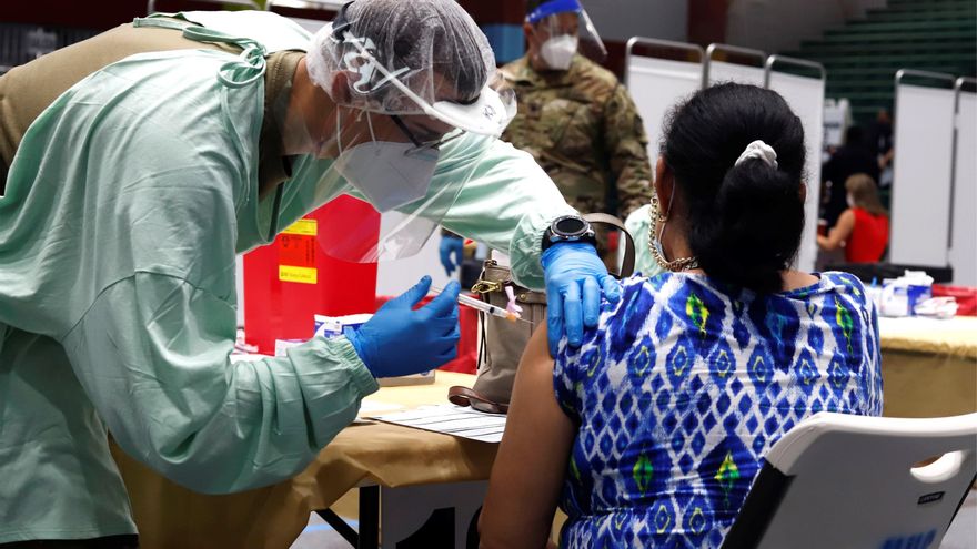 Una mujer recibe la vacuna de Moderna contra la covid-19 en el Coliseo Pedrín Zorrilla, en San Juan (Puerto Rico). EFE/Thais Llorca/Archivo