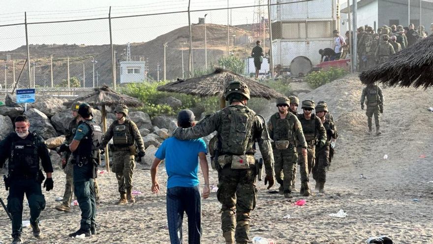 Militares acompañan a migrantes en Ceuta hasta la frontera de El Tarajal