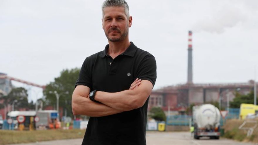 "El virus ha quedado aquí en un segundo plano". Emilio Villarmea es uno de los 534 trabajadores que Alcoa quiere despedir en Lugo. El 2 de junio cumplió 46 años. Su padre, Tito, y su suegro, Paco, trabajaron en la planta de San Cibrao, -en la que él lleva trece años-, desde su apertura, en enero de 1979, antes de la denominación actual tras su privatización en 1997. La multinacional americana firmó el 25 de febrero de ese año el acuerdo de intenciones para la adquisición del grupo público Inespal, la industria española del aluminio, el cual se materializó poco después. Cuando la factoría de Alúmina-Aluminio, como despegó en sus inicios, llegó a la Mariña hubo revuelo, pues sus gentes se ganaban la vida exclusivamente con la tierra y con el mar y no comprendían entonces otros modos, pero en la actualidad nadie, independientemente de cuál sea su edad, concibe que el sustento de su entramado económico cierre y desaparezca..