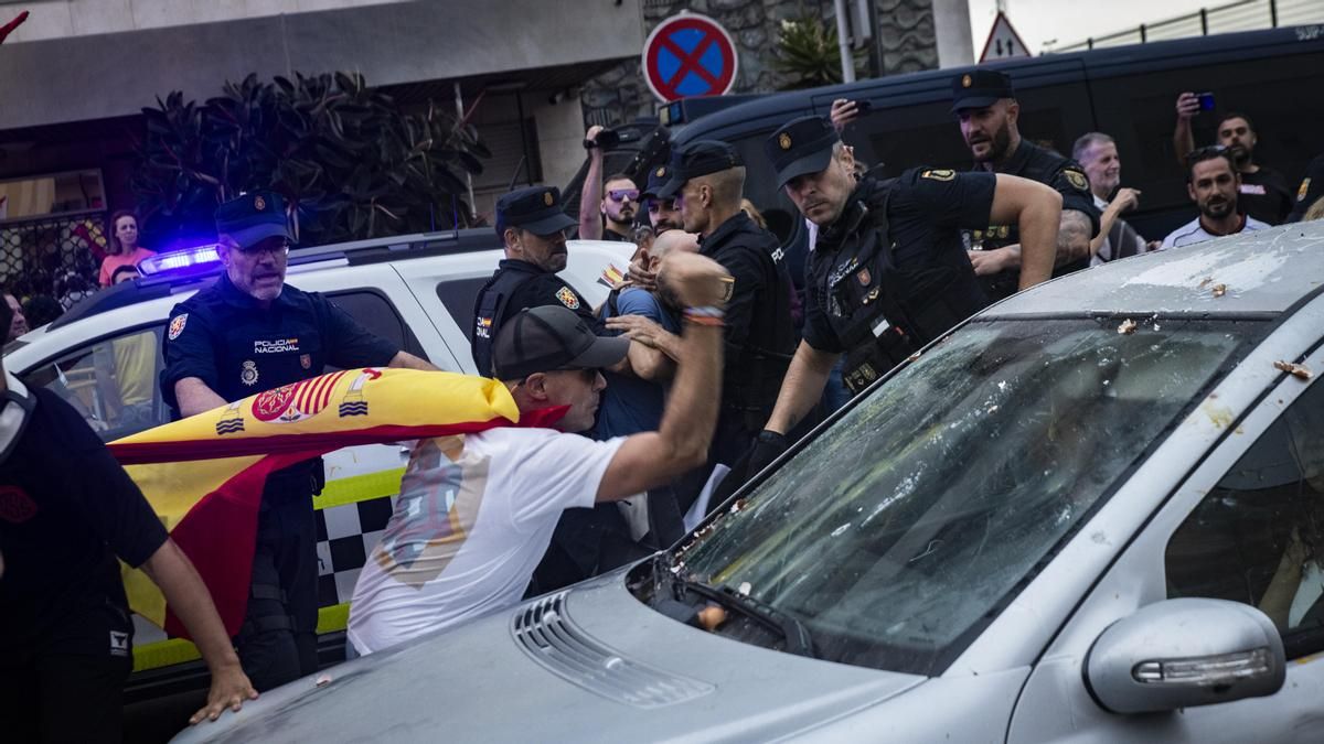 Decenas de ceutíes destrozan el coche del activista de La Flotilla Rafael Borrego en el puerto de Ceuta: "Nos iban a matar"