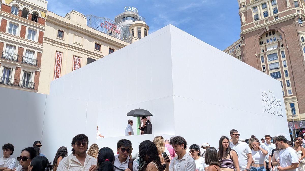 Zona trasera de las colas ante el cubo tienda de Zara en Callao